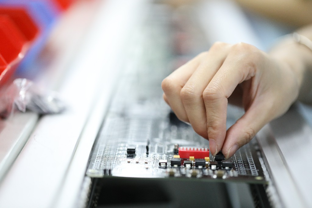 DIP插件與SMT貼片的優(yōu)缺點有哪些?DIP插件與SMT貼片的定義和特點